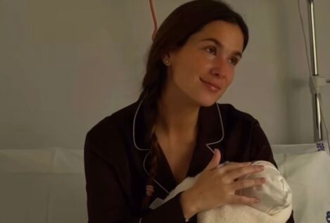 María Pombo rompe a llorar tras el nacimiento de su tercera hija y una psicóloga explica el porqué