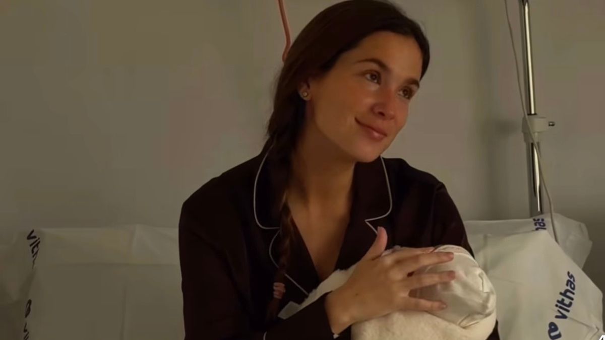 María Pombo rompe a llorar tras el nacimiento de su tercera hija y una psicóloga explica el porqué