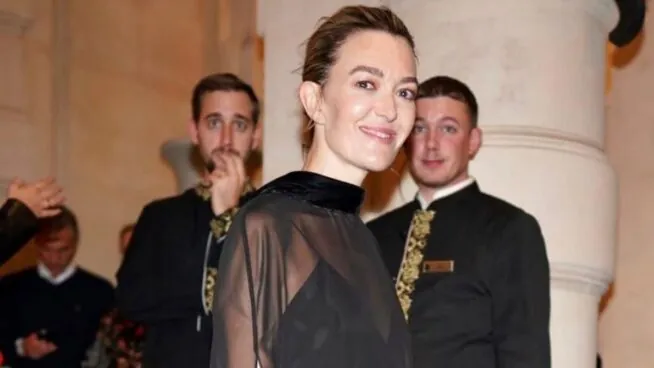 El traje de chaqueta de Marta Ortega que puedes encontrar en Zara de rebajas y es perfecto para ir a la oficina