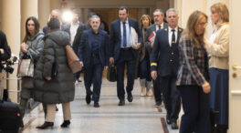 Senadores catalanes llegan tarde al Pleno con Óscar Puente por un retraso en los trenes