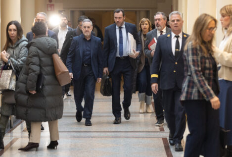 Senadores catalanes llegan tarde al Pleno con Óscar Puente por un retraso en los trenes