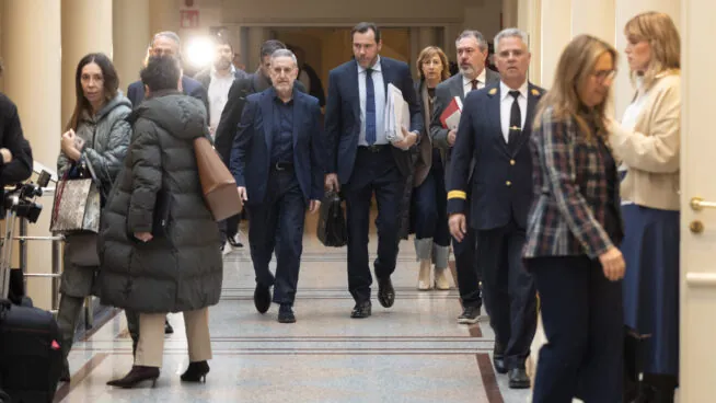 Senadores catalanes llegan tarde al Pleno con Óscar Puente por un retraso en los trenes