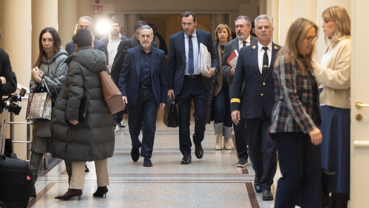 Senadores catalanes llegan tarde al Pleno con Óscar Puente por un retraso en los trenes