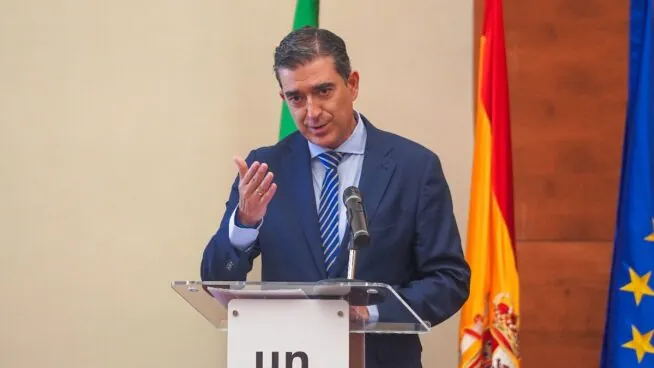 Herido el alcalde de Baeza tras descolgarse la cabina del ascensor de su casa con él dentro