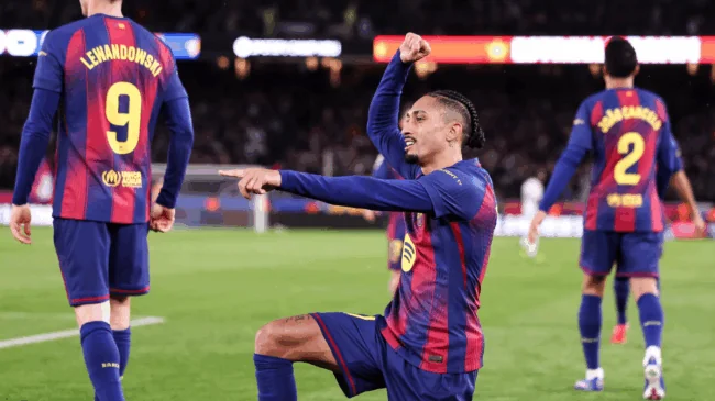 Raphinha abandona la concentración de Brasil y vuelve a Barcelona lesionado