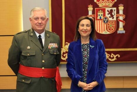 Robles mantiene a cuatro altos cargos militares en Defensa pese a que deberían estar jubilados