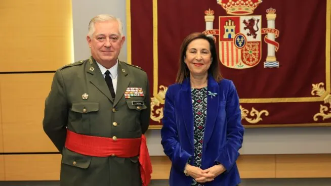 Robles mantiene a cuatro altos cargos militares en Defensa pese a que deberían estar jubilados