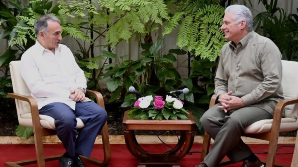 Enrique Santiago con el presidente de Cuba, Miguel Díaz-Canel, en La Habana en enero de 2024 / Presidencia y Gobierno de Cuba