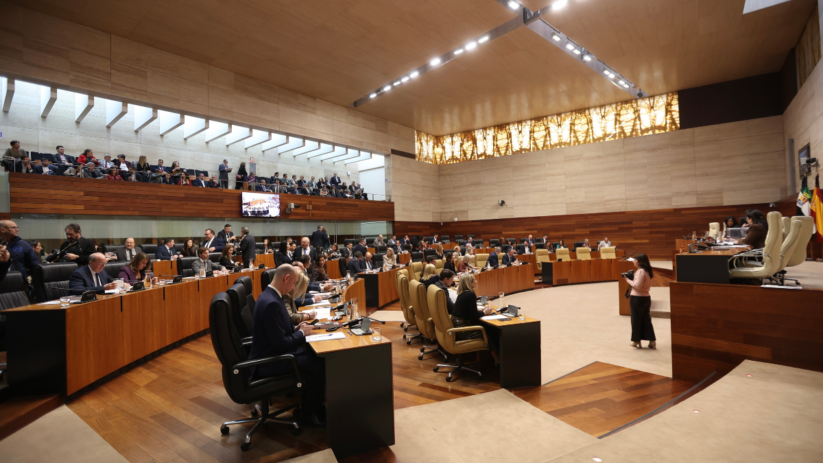 Los 65 diputados de la Asamblea de Extremadura toman posesión de sus cargos