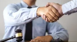 Revés de la justicia a una comunidad de vecinos: un error en el despido de su portero les cuesta 15.000 euros o readmitirlo