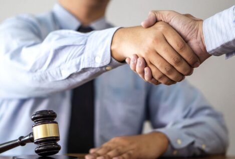 Revés de la justicia a una comunidad de vecinos: un error en el despido de su portero les cuesta 15.000 euros o readmitirlo