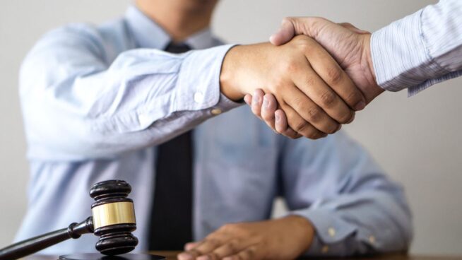 Revés de la justicia a una comunidad de vecinos: un error en el despido de su portero les cuesta 15.000 euros o readmitirlo