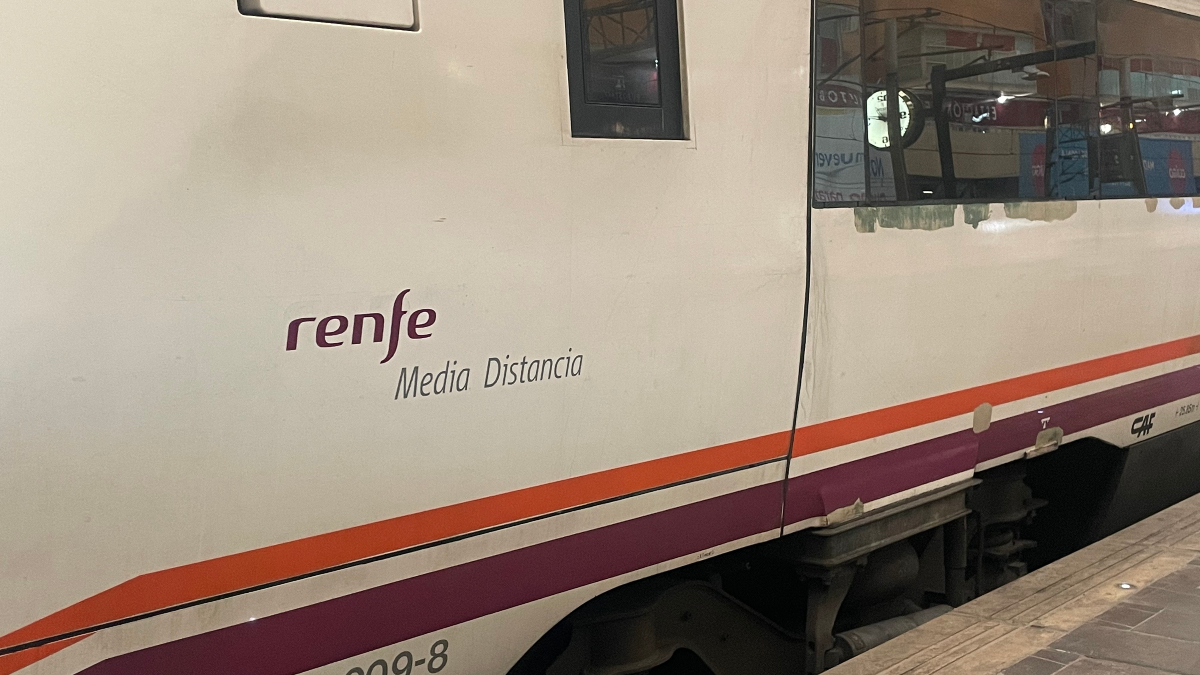 La caída de dos postes interrumpe el trayecto ferroviario Badajoz-Alcázar de San Juan