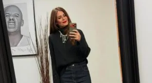 Los vaqueros de Nuria Roca (53) que querrás copiar y en Zara los encontrarás de rebajas por 20 euros