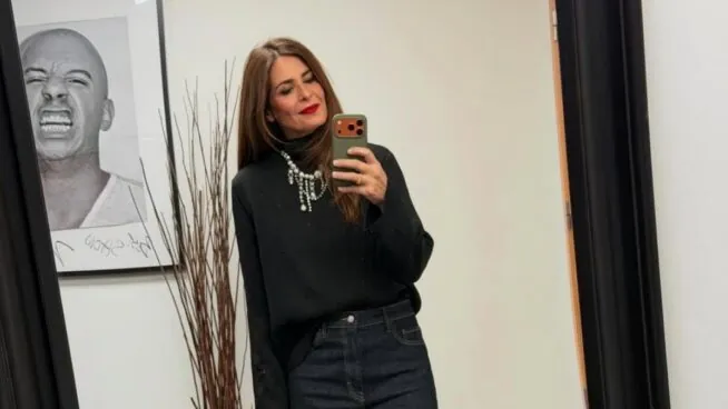 Los vaqueros de Nuria Roca (53) que querrás copiar y en Zara los encontrarás de rebajas por 20 euros