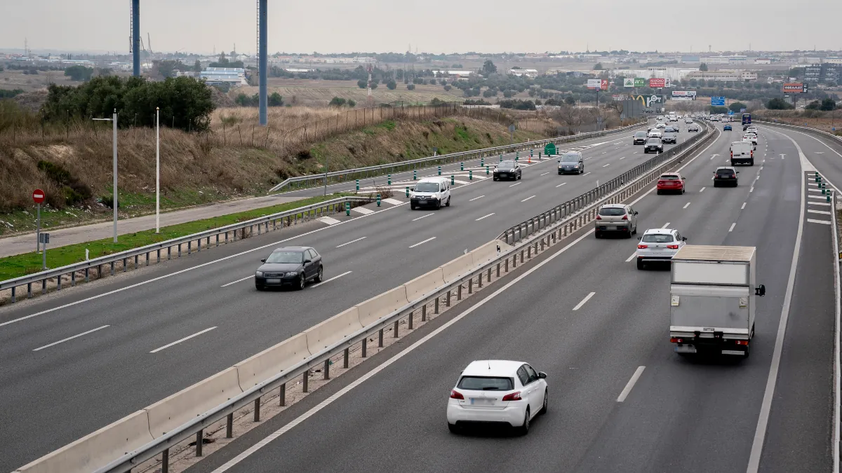 Casi 1.200 personas murieron en las carreteras españolas en 2025, 35 menos que en 2024