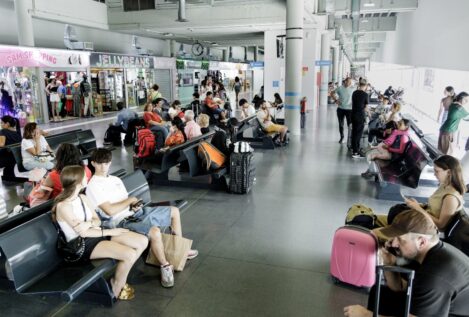 Afectados por cancelaciones de trenes denuncian «falta de soluciones» de Renfe