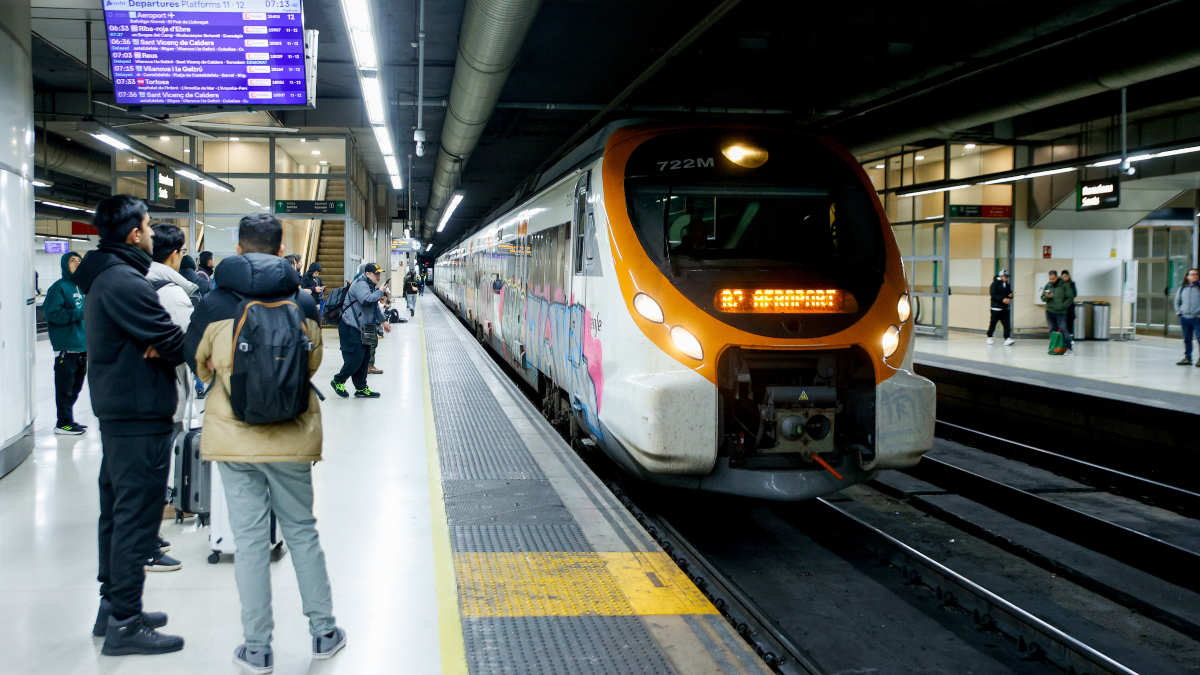 Rodalies vuelve a operar con retrasos de más de media hora en una red parcheada