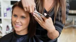 Yolanda Aberasturi, peluquera: «El corte de pelo de mujer que adelgaza y estiliza la cara es el 'mullet extra-plano'»