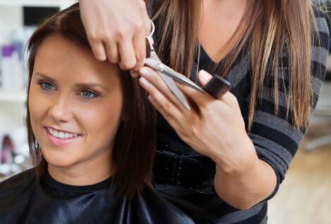 Yolanda Aberasturi, peluquera: «El corte de pelo de mujer que adelgaza y estiliza la cara es el 'mullet extra-plano'»