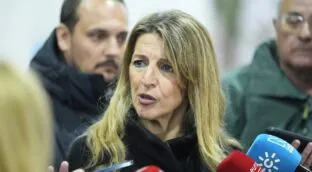 Yolanda Díaz teme una pinza de Pedro Sánchez con Podemos para apartarla