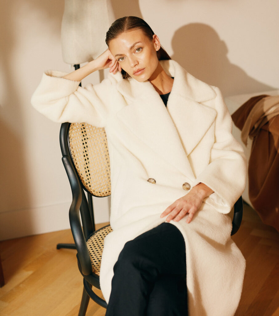 Abrigo de color blanco de la firma LU by María