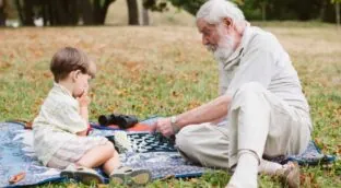 Cuidar a los nietos protege contra el deterioro cognitivo del cerebro