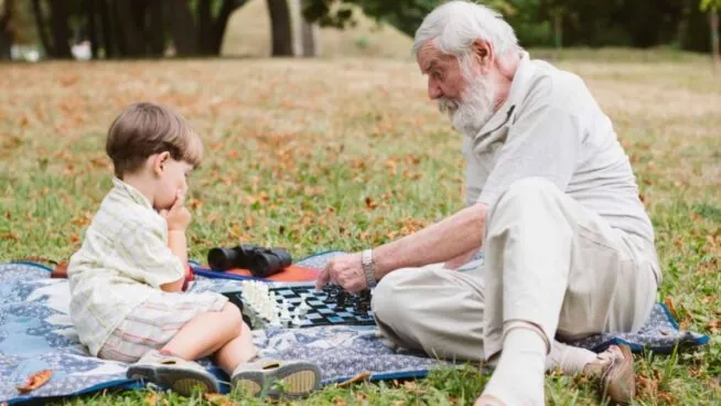 Cuidar a los nietos protege contra el deterioro cognitivo del cerebro