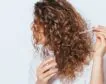 Ana Molina, dermatóloga, sobre el pelo rizado:   «El aceite de coco hace que el rizo se vea más definido, flexible y menos encrespado»