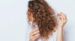 Ana Molina, dermatóloga, sobre el pelo rizado: «El aceite de coco hace que el rizo se vea más definido, flexible y menos encrespado»