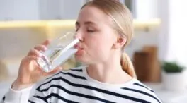 La advertencia de una experta en microbiota sobre beber agua durante las comidas