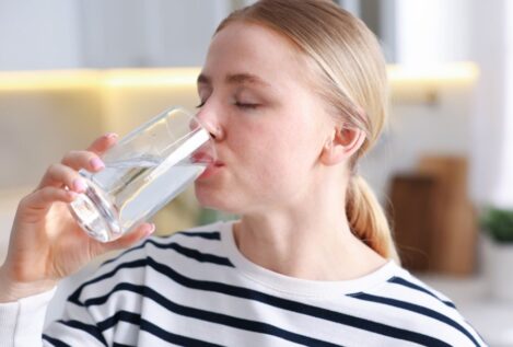 La advertencia de una experta en microbiota sobre beber agua durante las comidas
