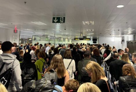 Los hoteleros de Tenerife critican la pasividad de Hereu ante las largas colas del aeropuerto