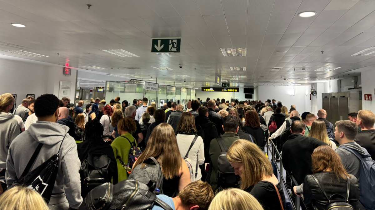Los hoteleros de Tenerife critican la pasividad de Hereu ante las largas colas del aeropuerto