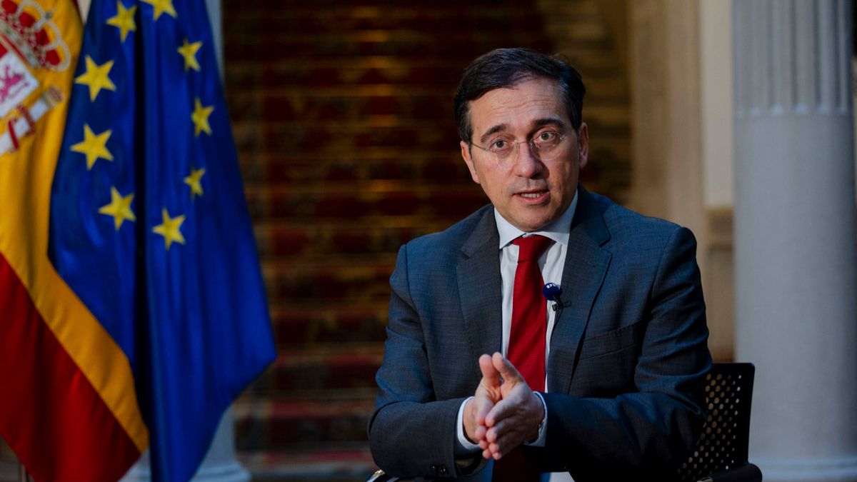 Albares rechaza el uso de fuerza extrema contra Irán y le exige que cese la violencia