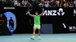 Alcaraz aguanta a Zverev con calambres y alcanza su primera final del Open de Australia