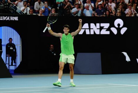 Alcaraz aguanta a Zverev con calambres y alcanza su primera final del Open de Australia