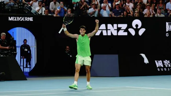 Alcaraz aguanta a Zverev con calambres y alcanza su primera final del Open de Australia