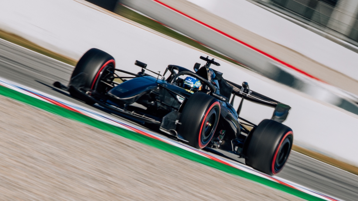 Alonso doma al Aston Martin que deja buenas sensaciones el último día de test