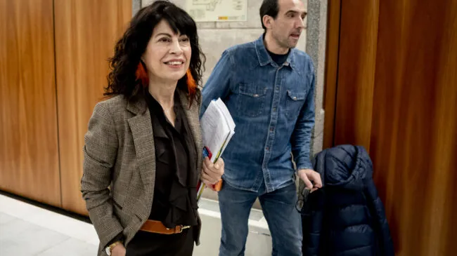 Las feministas explotan contra Igualdad por financiar estudios que justifican el velo islámico