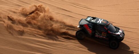 Nasser Al-Attiyah (Dacia) le gana el duelo a Nani Roma (Ford) y acaricia el Rally Dakar