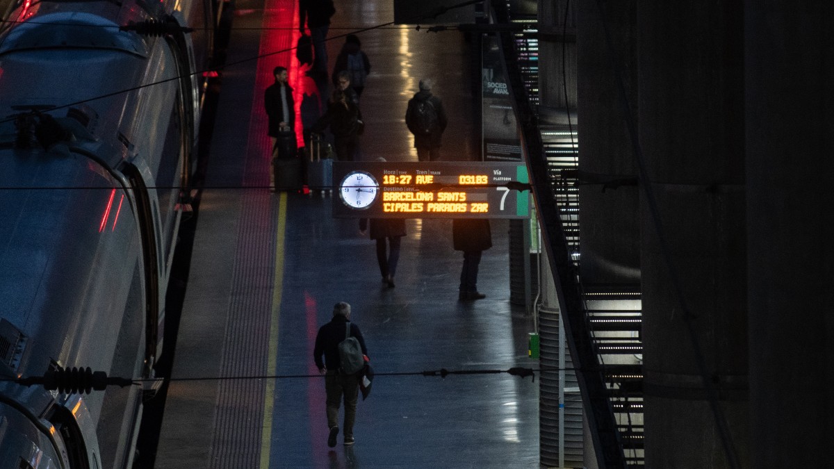 El Gobierno autoriza 97 millones para subir la velocidad del AVE Madrid-Barcelona a 350 km/h