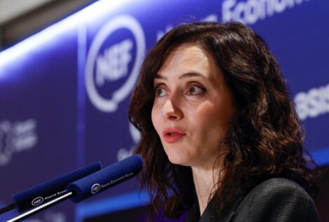 Ayuso celebra el archivo de las denuncias contra Julio Iglesias y denuncia el «trato nefasto» al artista