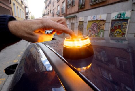 La DGT avisa sobre las balizas V16: «Si tienes un accidente y no la colocas, te van a denunciar»