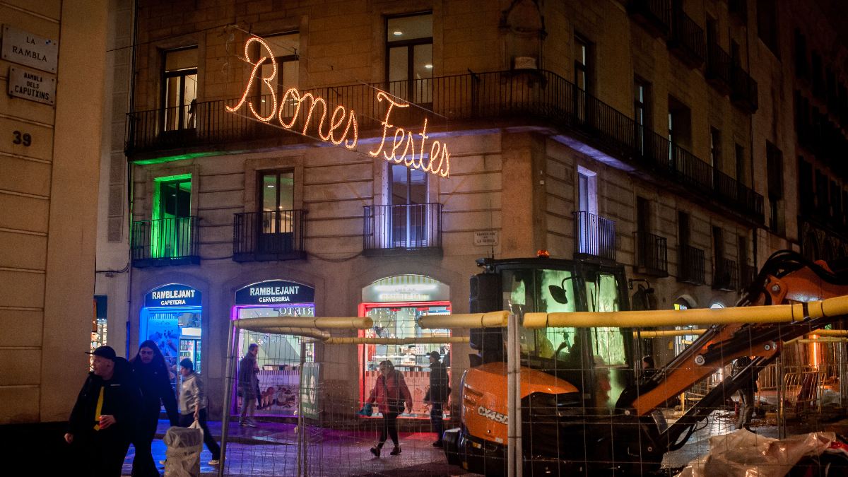 Barcelona experimenta con luces y guirnaldas de Navidad para combatir la inseguridad