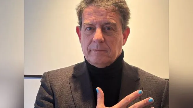 El líder del PSOE gallego se pinta las uñas en solidaridad con el futbolista Borja Iglesias