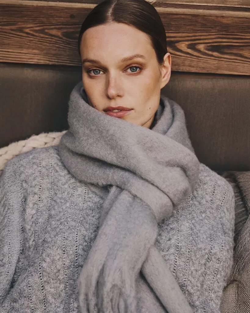 Bufanda gris con jersey al tono de Lefties