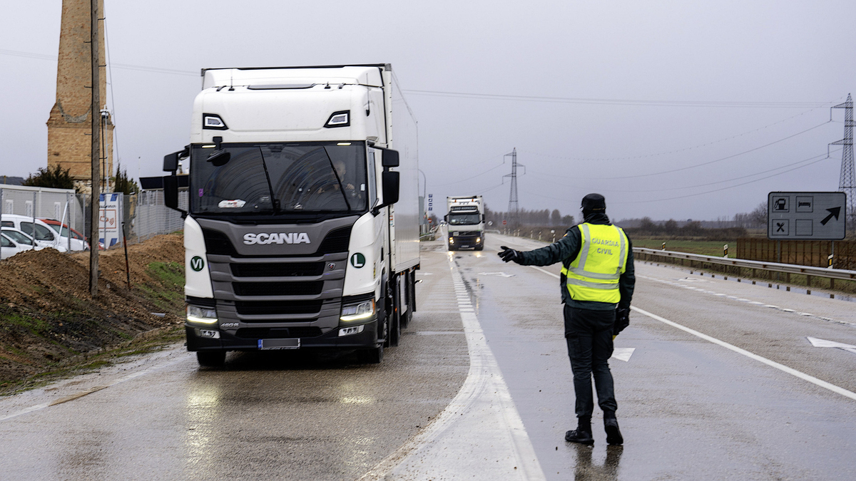 La DGT levanta parte de las restricciones a la circulación de los camiones inmovilizados