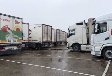 Los transportistas denuncian que miles de camiones están parados sin que nieve