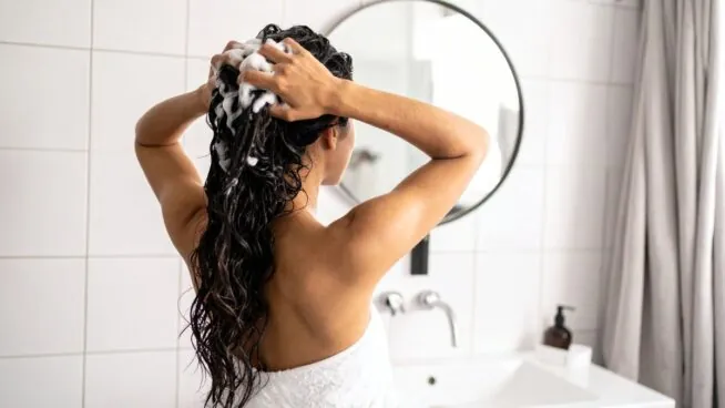 Alberto Sanguino, estilista capilar: «La cantidad de champú que aplicas durante el lavado te puede estar estropeando el pelo»